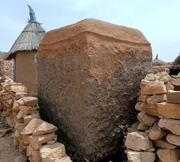 Pays dogon : 345 maisons et greniers reconstruits